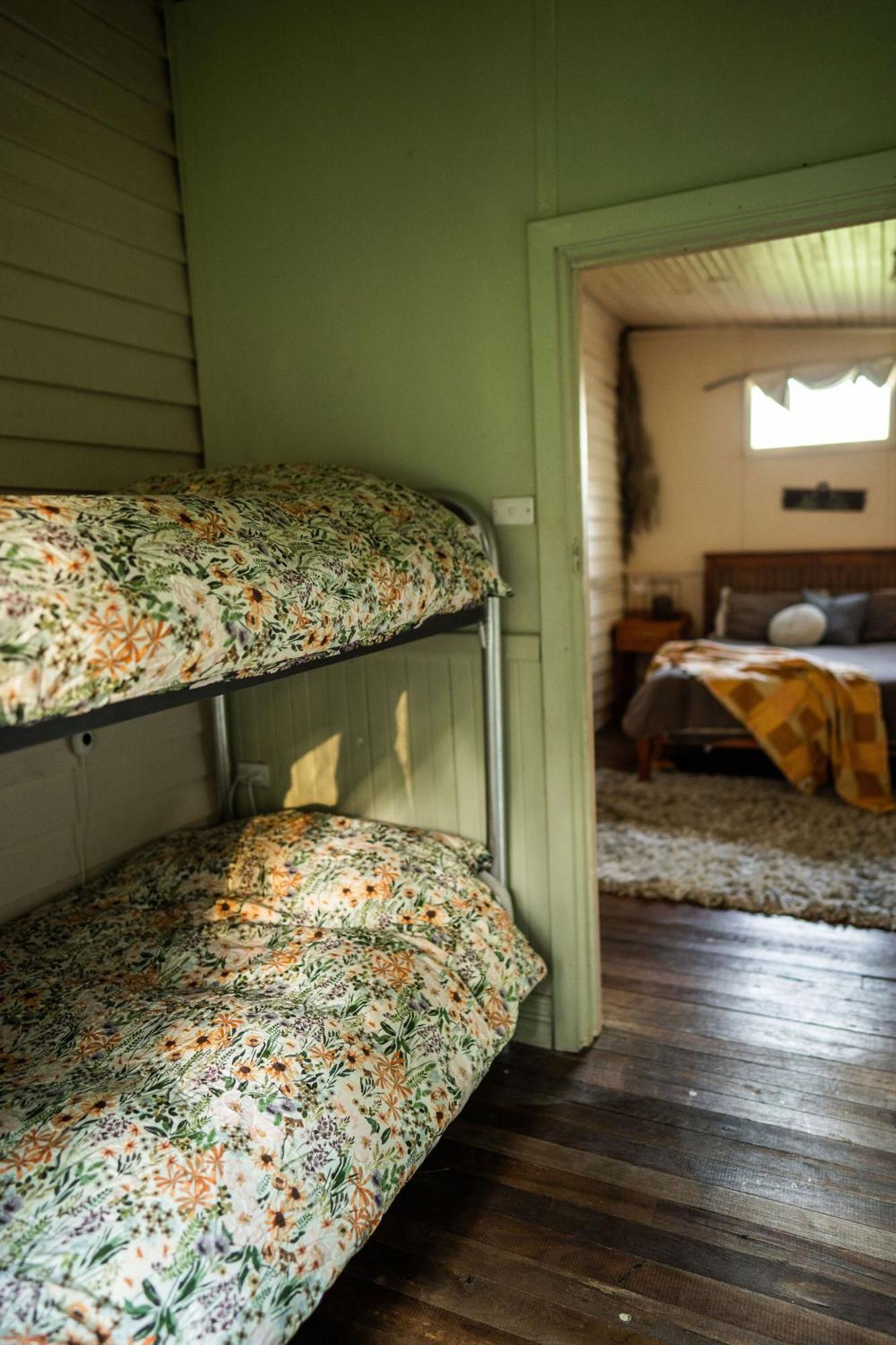 Cosy Farmstay: Green Cabin At Whispering Woods Beedelup 外观 照片